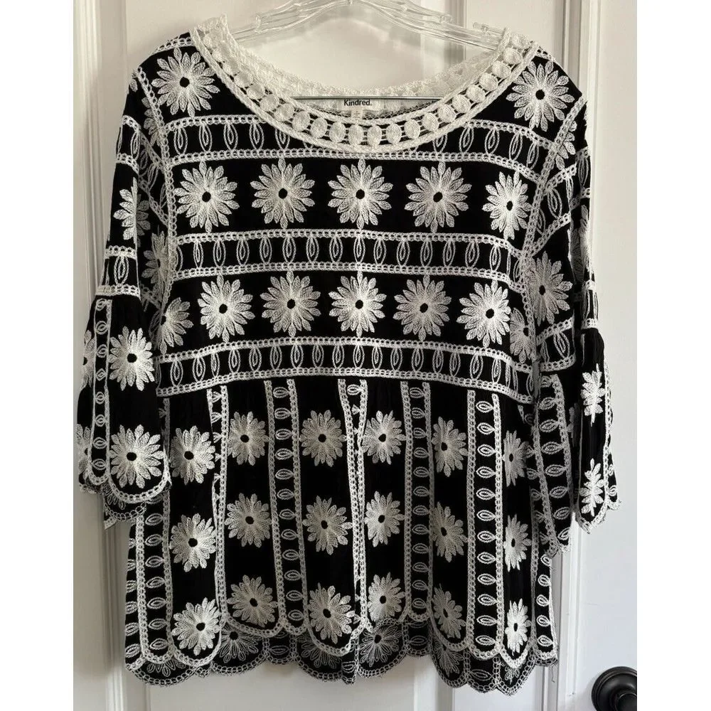 Kindred Women's Sz M Black White Scalloped Crochet Embroidered Floral Top